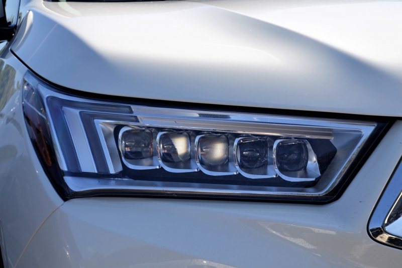 moto-LIEUCHE-min_acura-headlamp-2834131